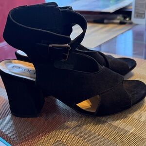 Lasocki brand black size 6 sandal good condition suede material
